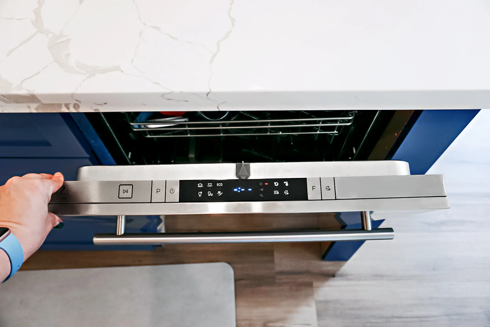 ZLINE 24 in. Stainless Steel Top Control Built-In Dishwasher with Stainless Steel Tub and Modern Style Handle (DW-304-24) - Image 8