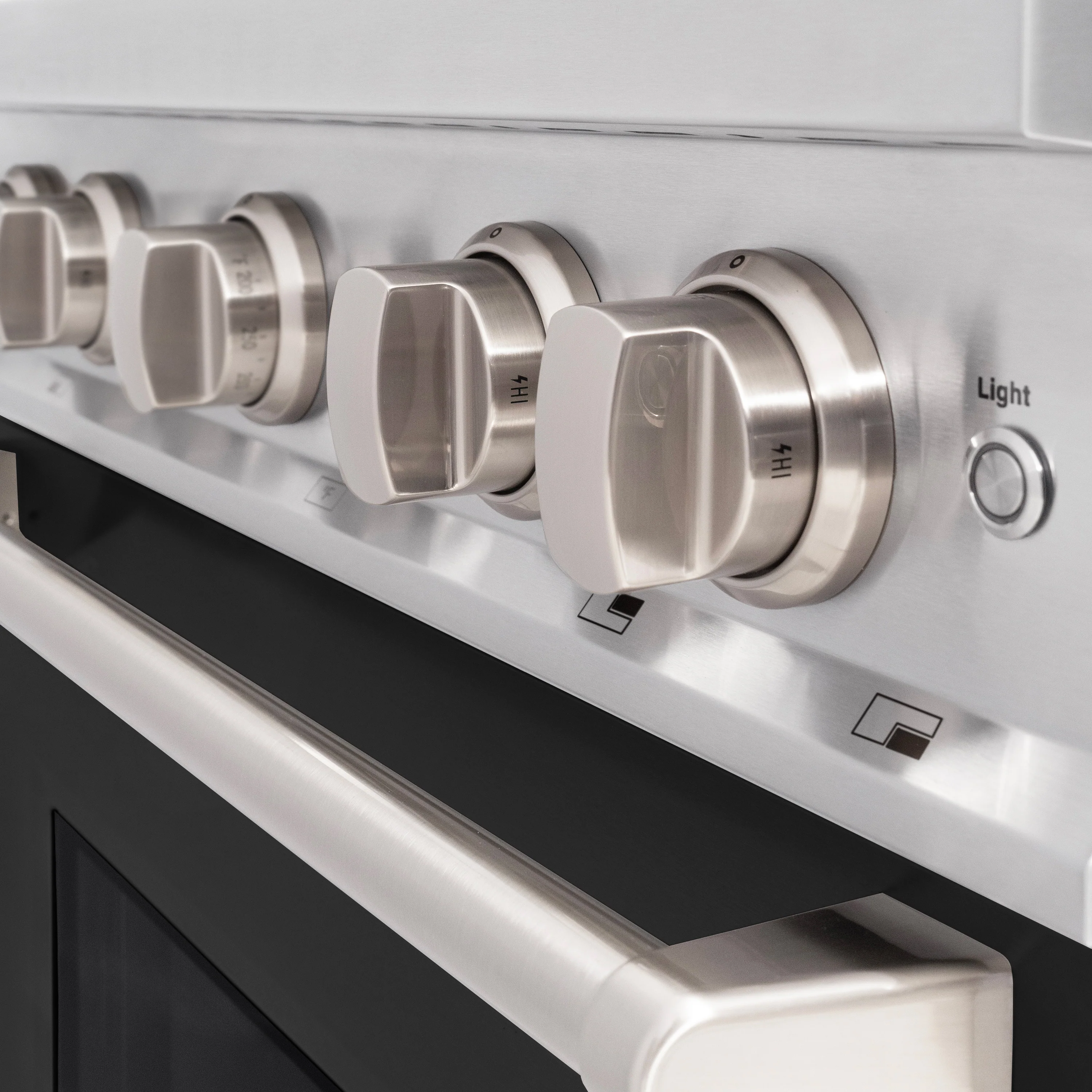 ZLINE 30 in. 4.2 cu. ft. Classic Dual Fuel Range with 4 Burner Gas Cooktop and Electric Convection Oven in Stainless Steel with Black Matte Door (CDR-BLM-30) - Image 9