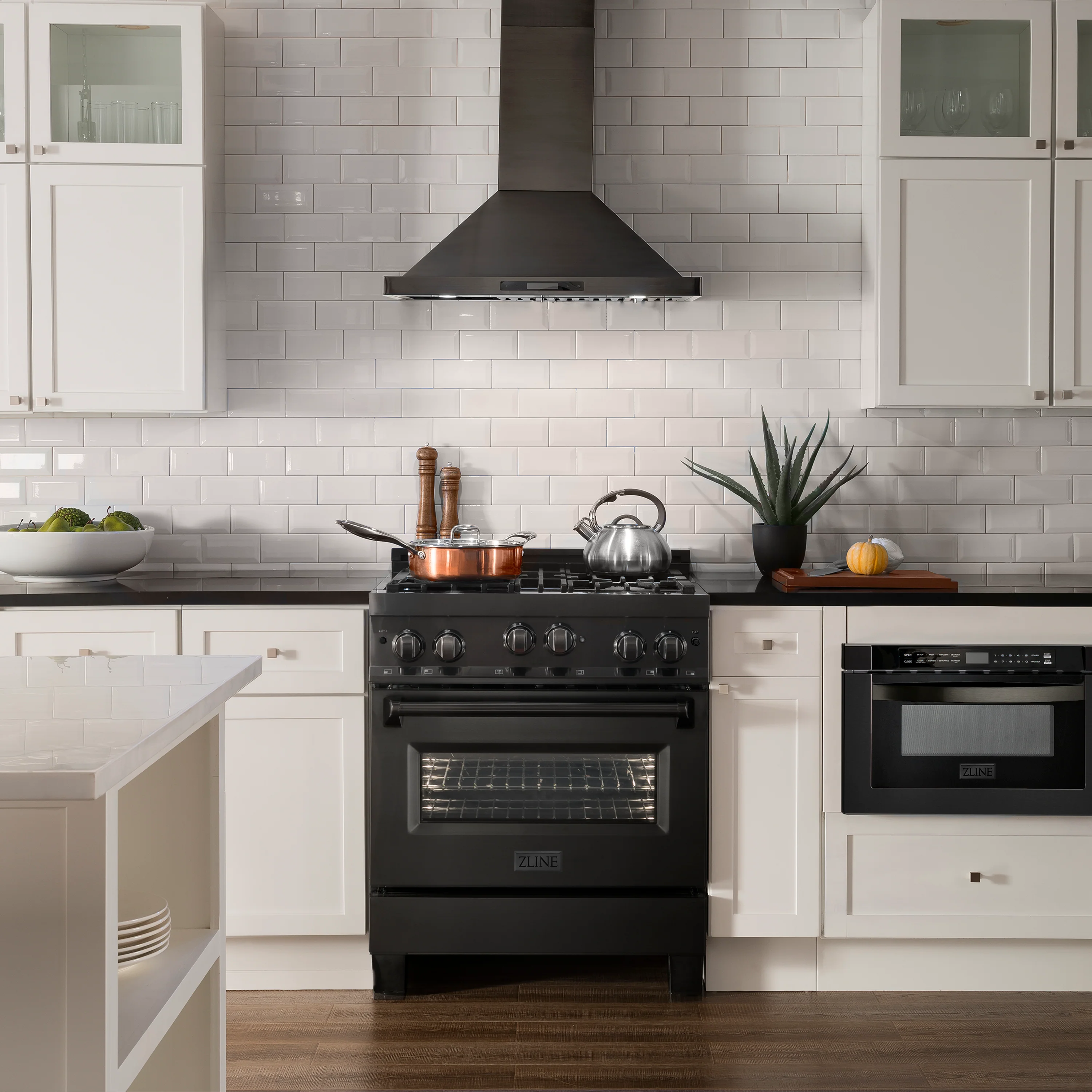 ZLINE 30 in. 4.0 cu. ft. Range with Natural Gas Stove and Natural Gas Oven in Black Stainless Steel (RGB-30) - Image 2