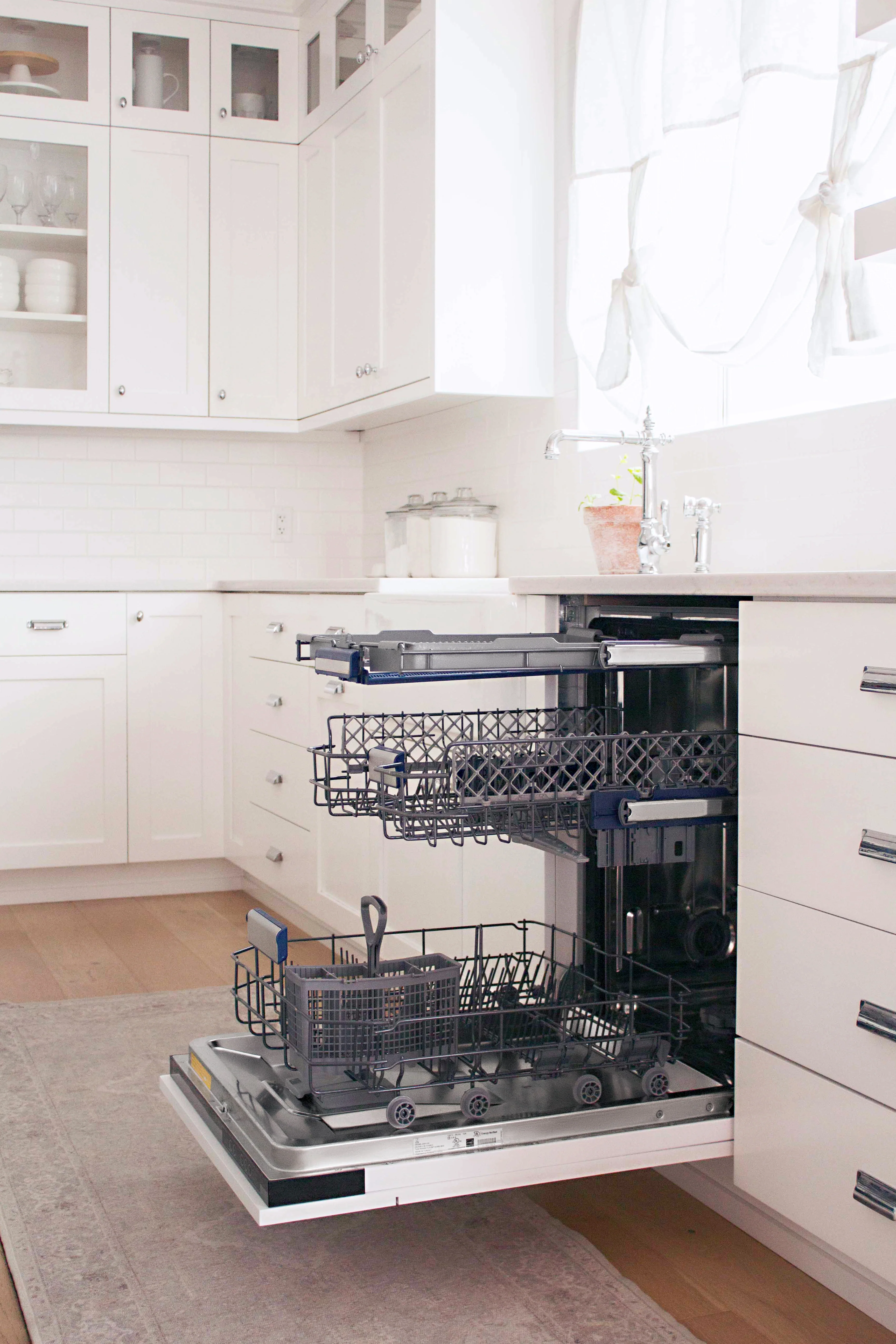 ZLINE Autograph Edition 24" Tallac Series 3rd Rack Top Control Built-In Tall Tub Dishwasher in Custom Panel Ready with Matte Black Handle, 51dBa (DWVZ-24-MB) - Image 17