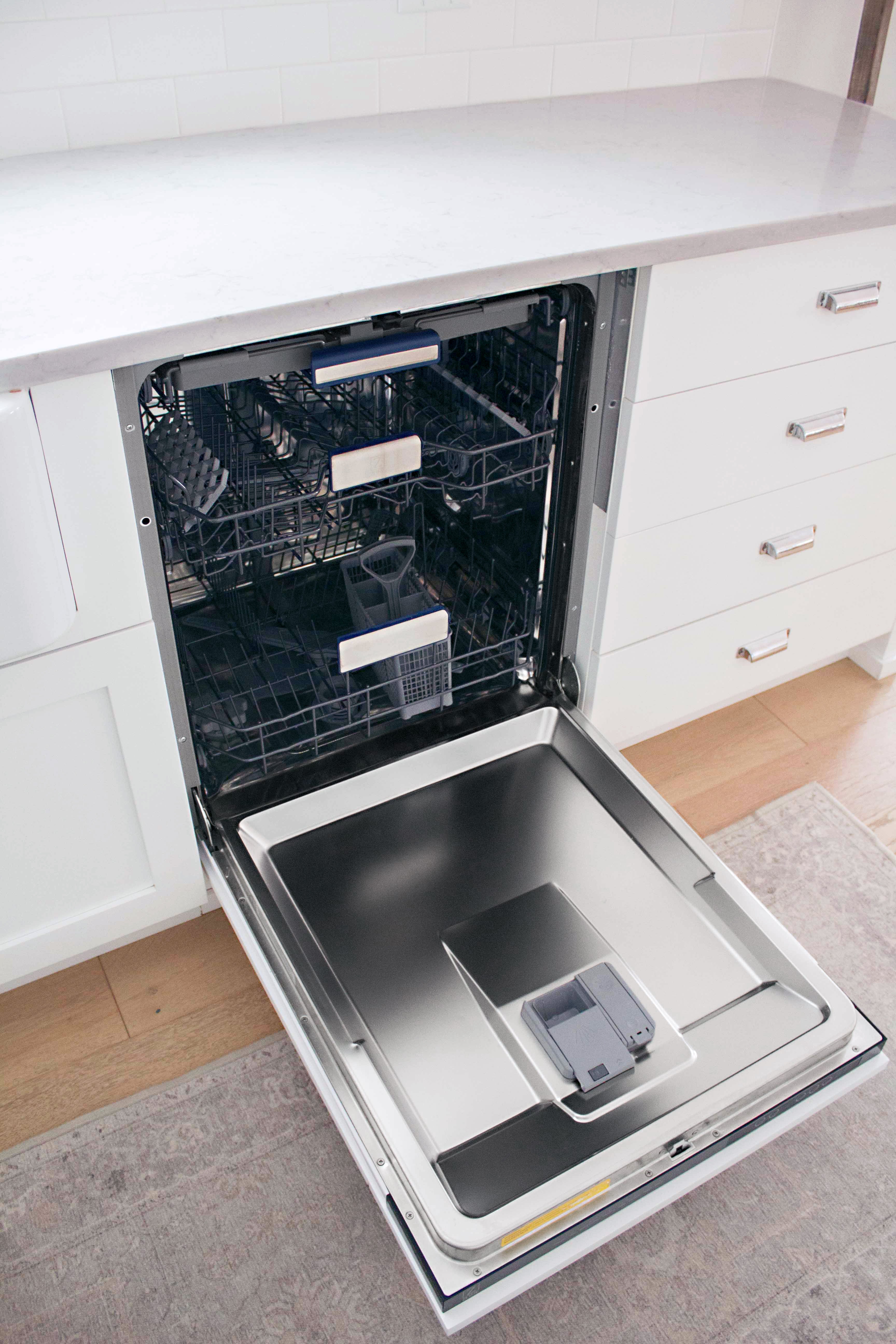 ZLINE Autograph Edition 24" Tallac Series 3rd Rack Top Control Built-In Tall Tub Dishwasher in Custom Panel Ready with Matte Black Handle, 51dBa (DWVZ-24-MB) - Image 18