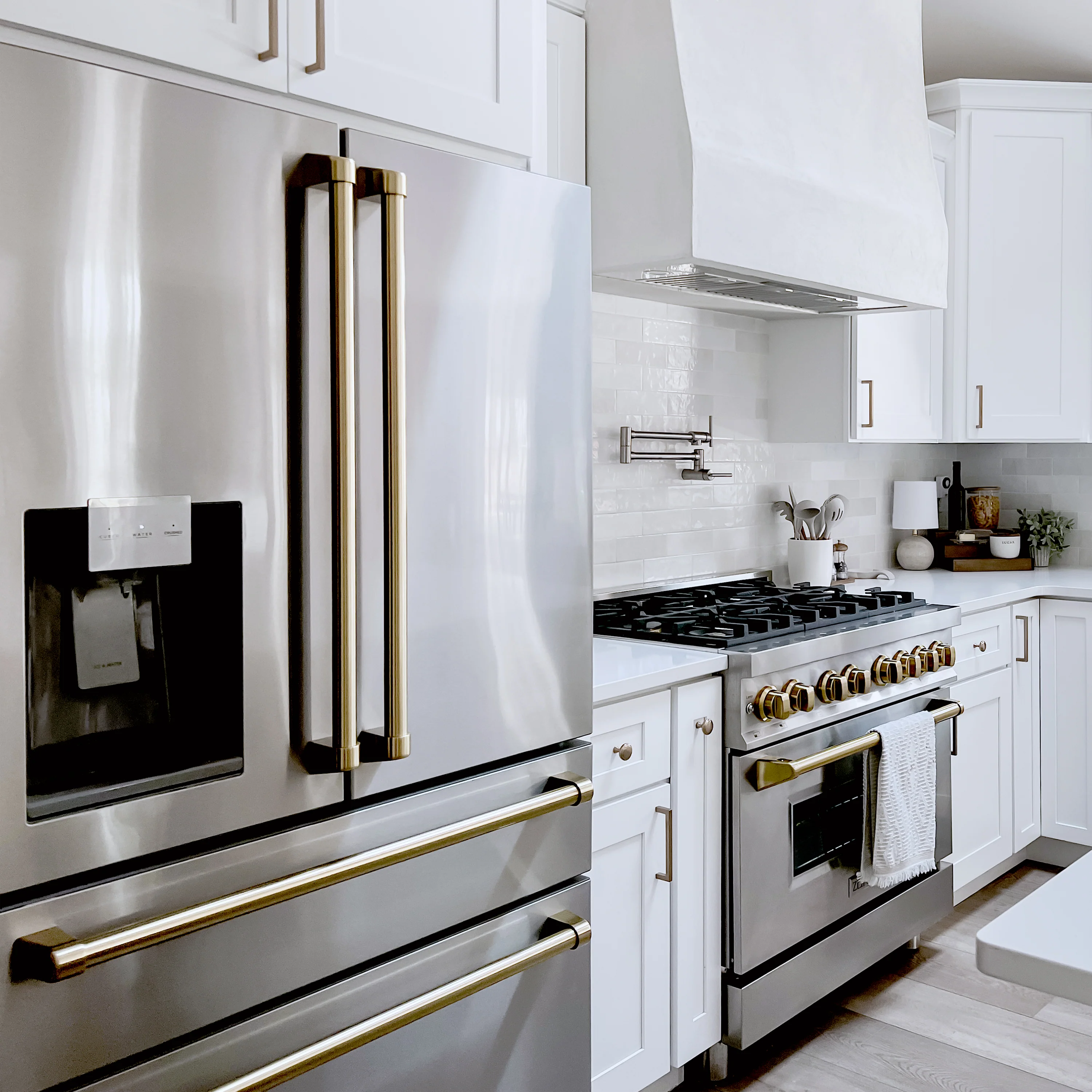 ZLINE Autograph Edition 36 in. 4.6 cu. ft. Legacy Dual Fuel Range with 6 Burner Gas Cooktop and Electric Convection Oven in Stainless Steel and Champagne Bronze Accents, Open Box-Great Condition - Image 25