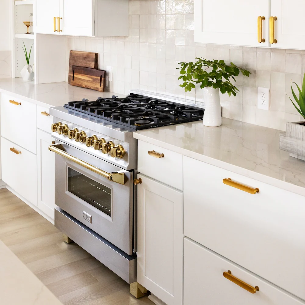 ZLINE Autograph Edition 36 in. 4.6 cu. ft. Legacy Dual Fuel Range with 6 Burner Gas Cooktop and Electric Convection Oven in Stainless Steel and Polished Gold Accents (RAZ-36-G) - Image 18