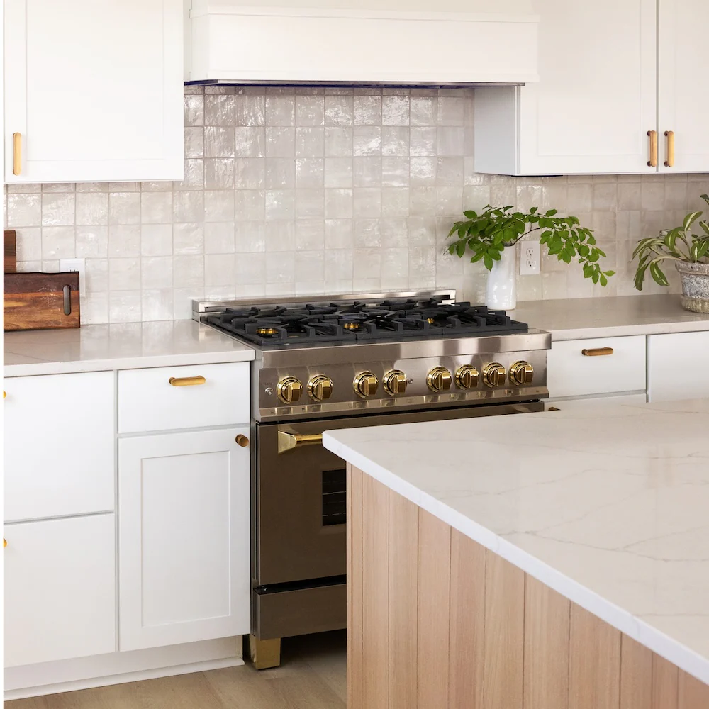 ZLINE Autograph Edition 36 in. 4.6 cu. ft. Legacy Dual Fuel Range with 6 Burner Gas Cooktop and Electric Convection Oven in Stainless Steel and Polished Gold Accents (RAZ-36-G) - Image 20